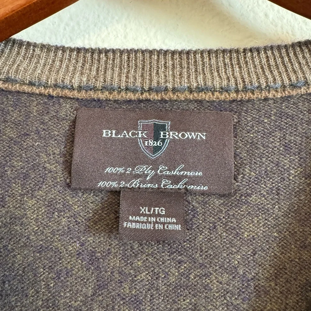 Black Brown 1826 Men’s v-neck cashmere sweater